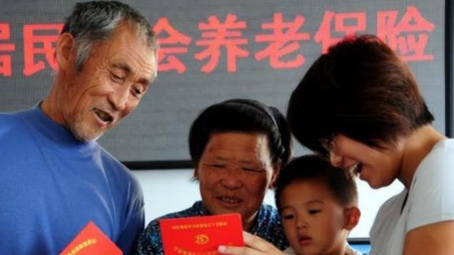 中央三次强调！2025养老金上调方案，3000元以下的，能多涨钱吗？