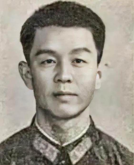 1979年，我军遭到越军伏击，李庆海在护送师部首长突围后，又杀了回去。这时，一颗