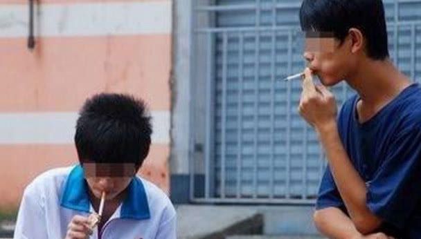 沧州一学校门口总有一群孩子吸烟！教育局回复