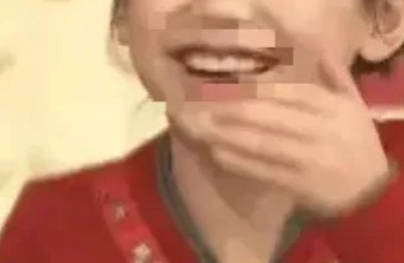 女子给老公打电话时，一开口就笑个不停。老公问她为啥笑得这么开心。她说：昨天，电瓶