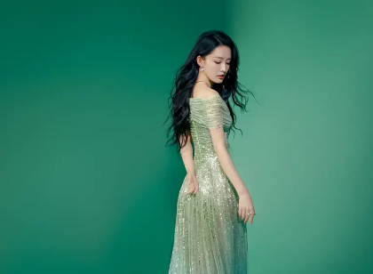 李沁的最新美照曝光，她身着一袭渐变亮片长裙，宛如璀璨星辰落入凡间，瞬间引爆网络！