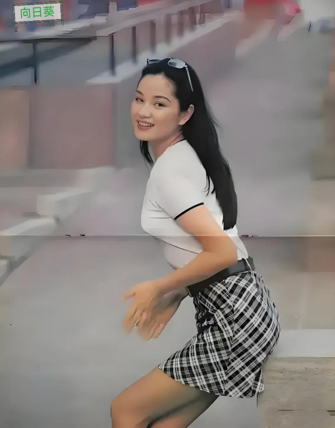 二十年前，她可是火遍全国的绝世美女，颜值爆表，那张脸蛋儿简直让人挑不出毛病，完美