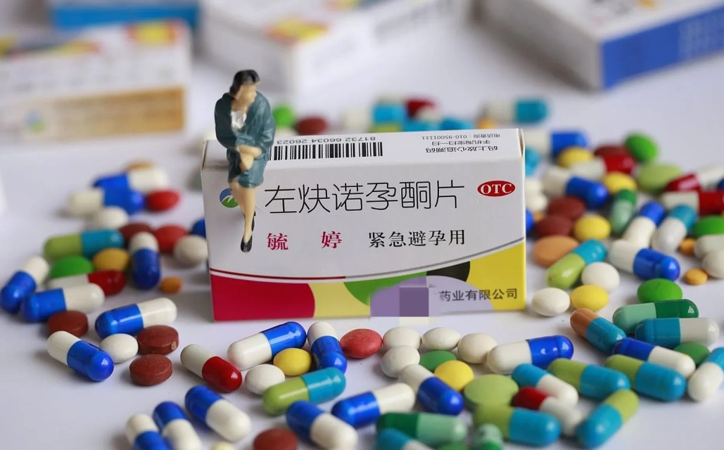 “太歹毒了！”一女大学生内心自卑且敏感，她男朋友随口说了句夸了句她室友好看，她便