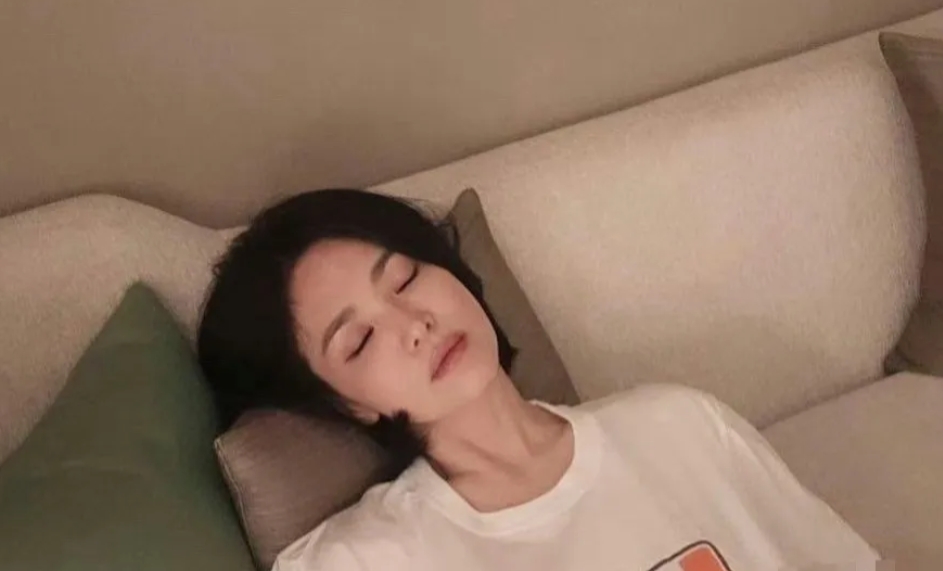 有钱人也有烦恼，韩国女明星宋慧乔近期失眠了，原因是单身太不容易了，很多事情都需要