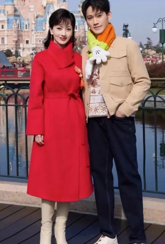 这算不算是“照骗”呢？

图片修一修，一下子就把年纪从71岁，秒变成17岁了呀！