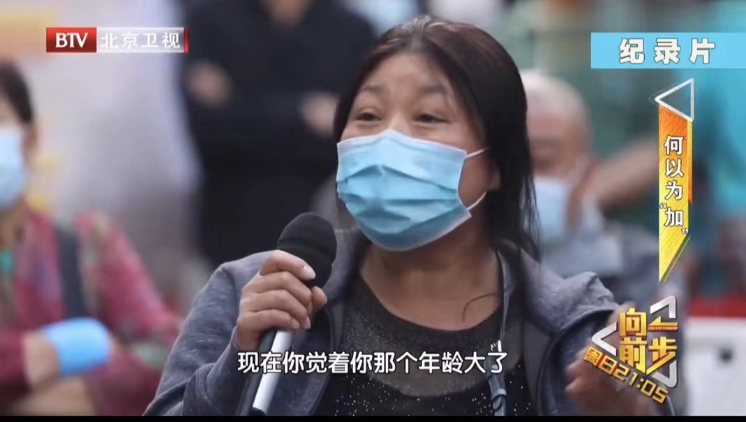 “你蹦下来呀你！”北京海淀，90岁老太总是往下水道扔垃圾，一楼女子厕所下水道被堵