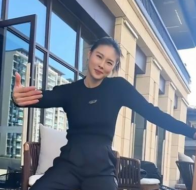 中国女篮球员王思雨晒照庆祝跨年，她配文写到：“我来啦2025，多来找我玩。”
美