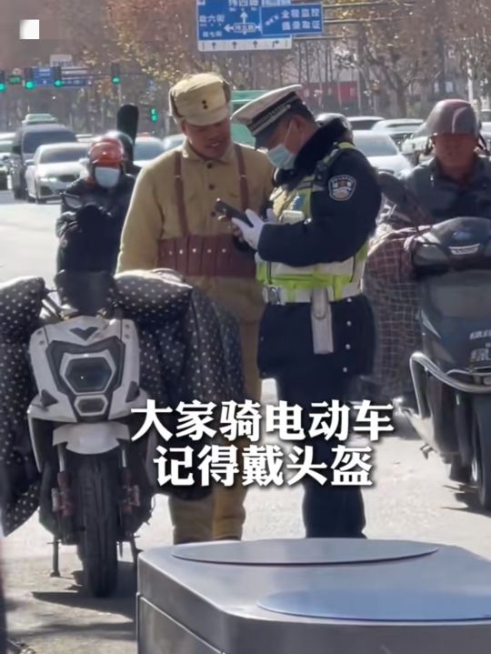 就算是李云龙的部下，骑车也要戴头盔