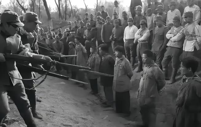 这是1940年，我军坚持到了弹尽粮绝，不幸被日寇俘虏的一队国军战士的场面。明显可