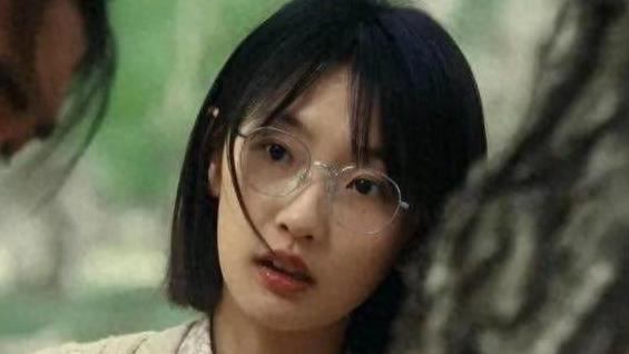 她并非大美女，但属耐看型清新邻家女孩，央视采访素颜出镜第一人