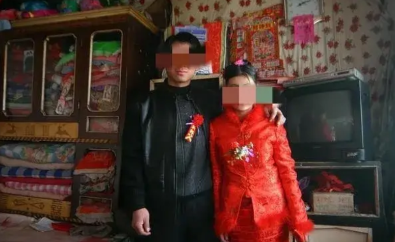 陕西，男子发现老婆怀孕后在屋里随地大小便，才知道她患有精神分裂症，于是，在儿子出