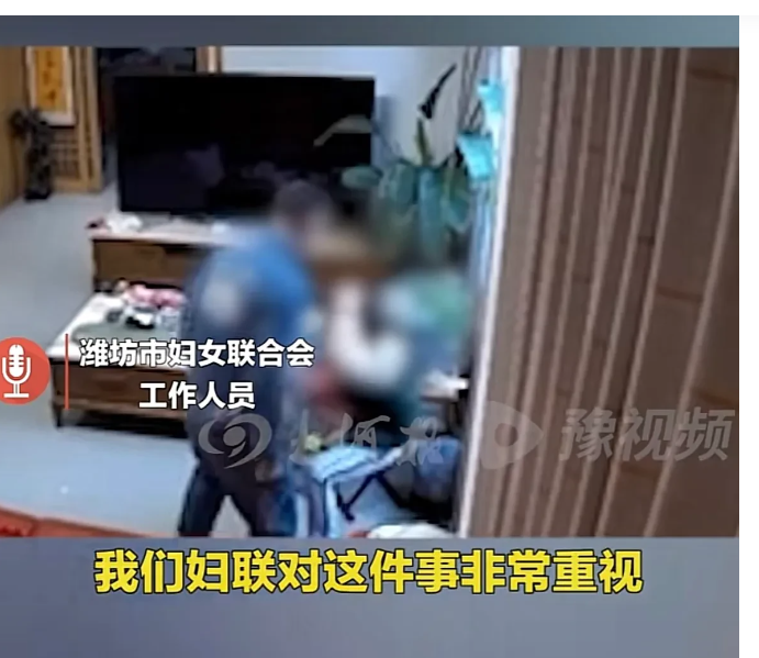 可怜的女人！”山东潍坊，一女子多次遭到丈夫家暴，不光当着孩子面重拳殴打她，就连孕
