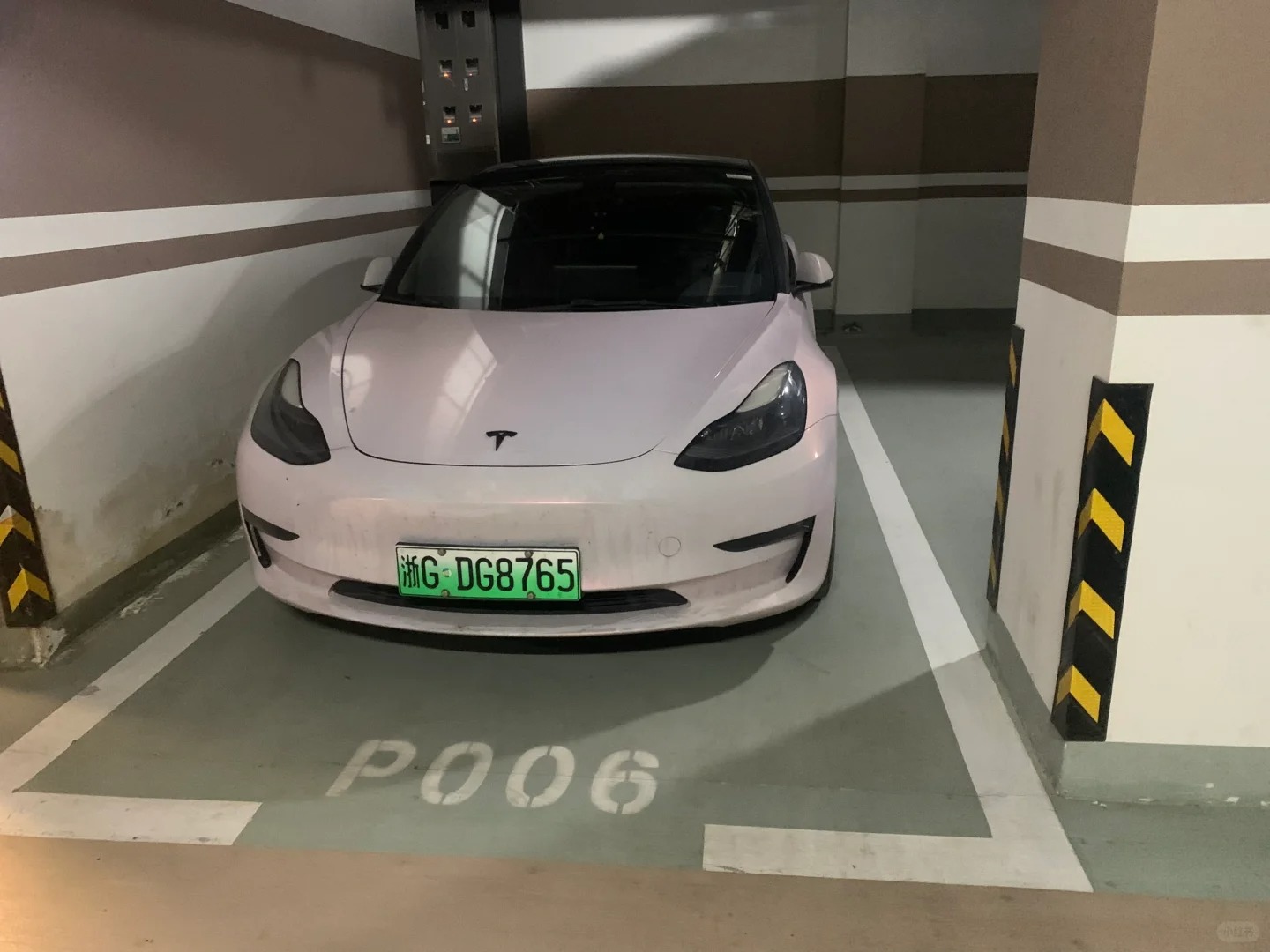 突然发现小区里两辆车上了同一个车牌
这辆黑色特斯拉差不多有三个月没上牌了 今天突