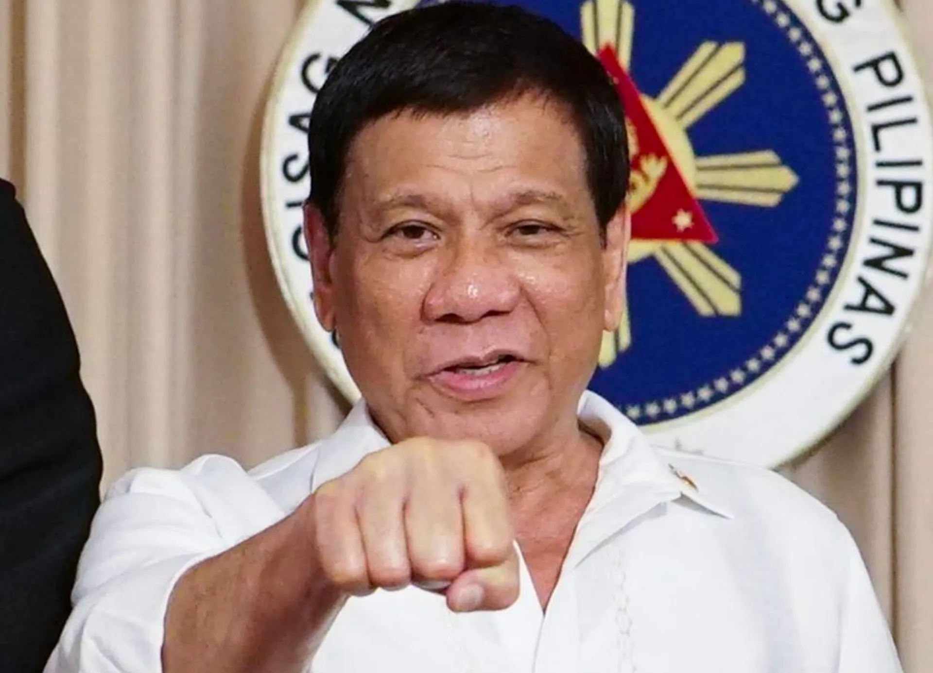 杜特尔特参加竞选！
6月25号菲律宾的前总统杜特尔特带着他的两个儿子说，他们打算