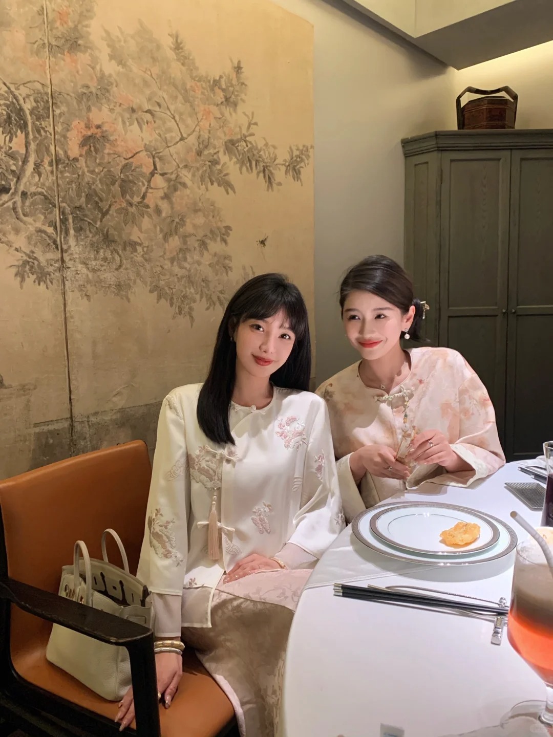 姐妹聚会｜罗扇轻摇且度春 🍃
身边姐妹越来越多喜欢国风的穿搭
属于新中式的优雅