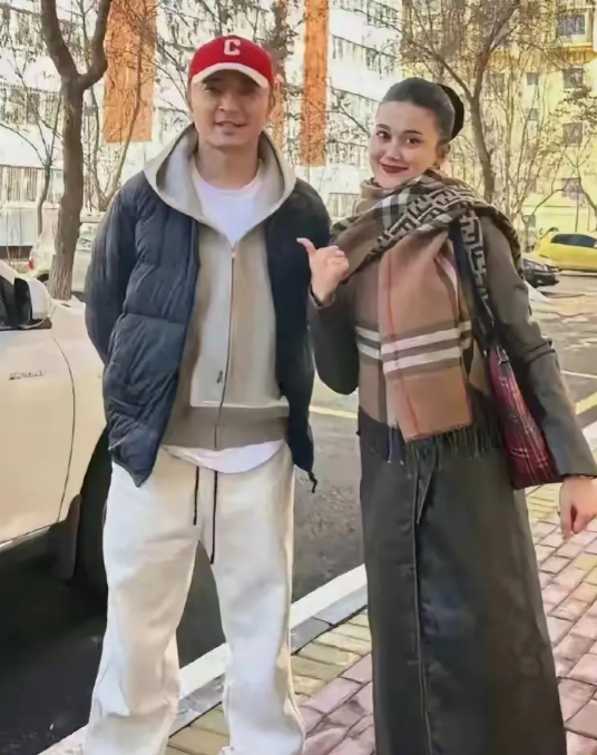 小倪主持完“春晚”终于回到家了，这是他和妹妹在街头溜达，经过主持春晚的紧张程序后