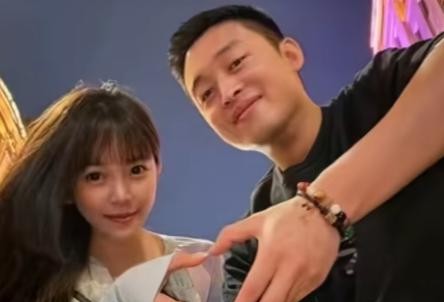 女子旅游偶遇飞行员 两人恋爱结婚

                      