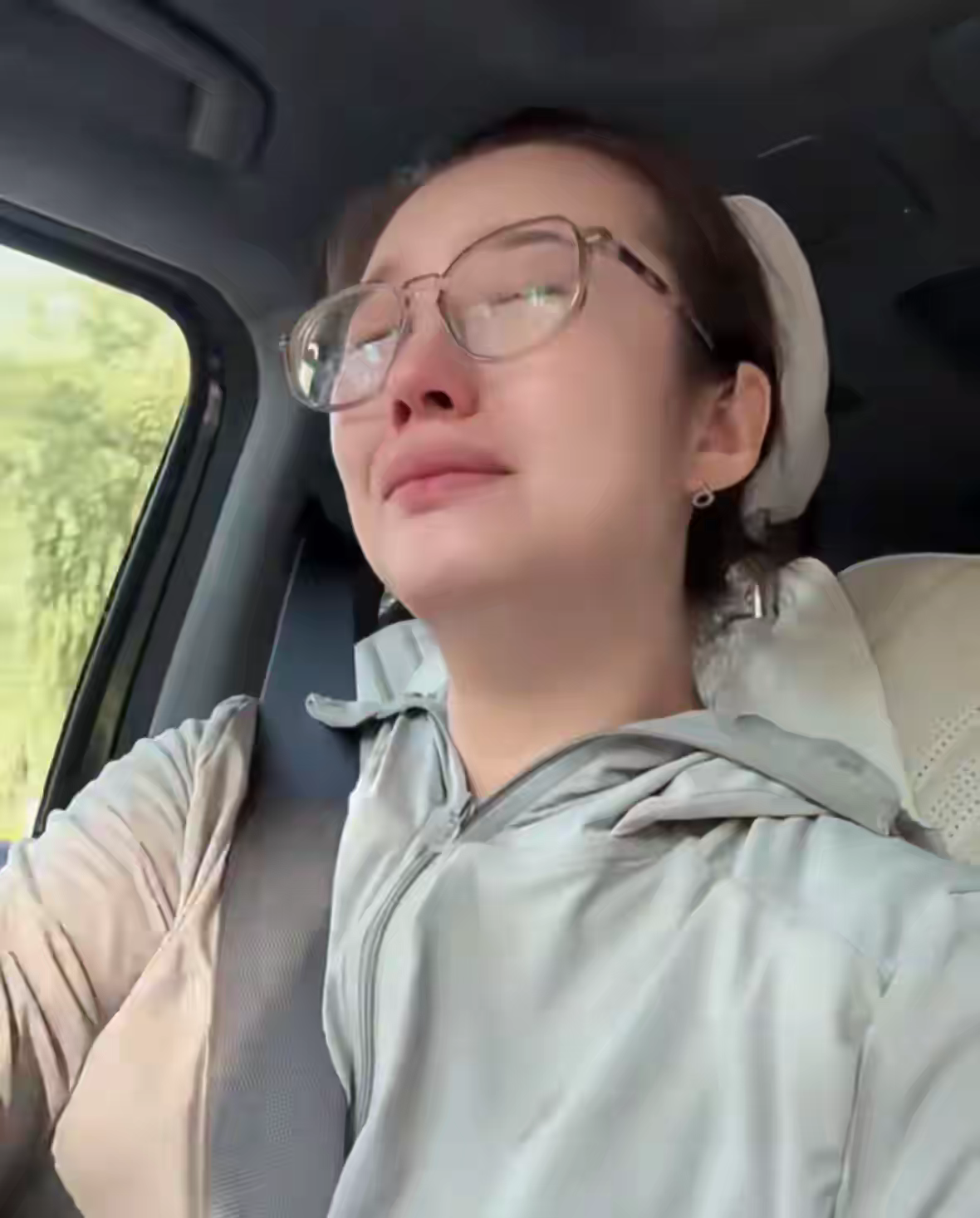  婆婆住院花了 30 万，我提出我和大姑姐平摊。大姑姐却说：“家产都给你们了，这