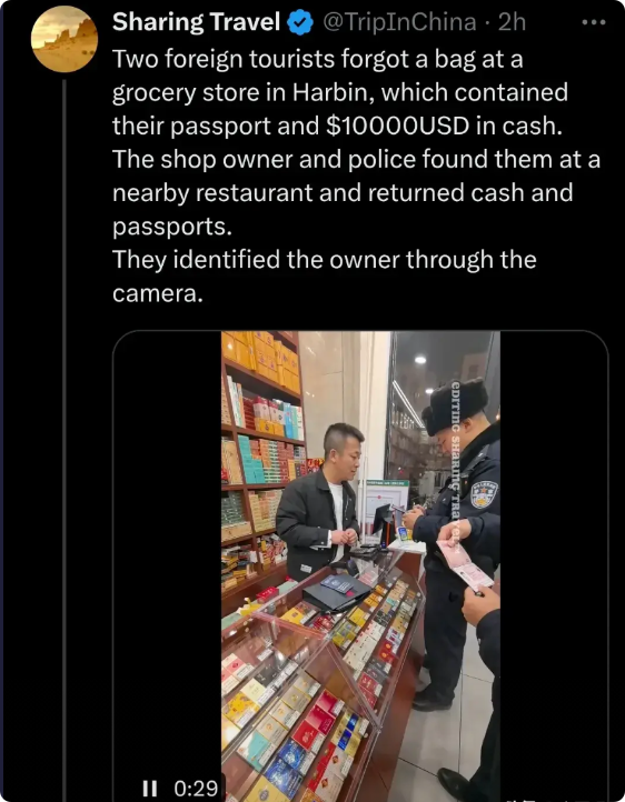 两名外国游客在哈尔滨的一家商店买东西忘记了把钱包丢在店里，钱包里装着护照和现金1