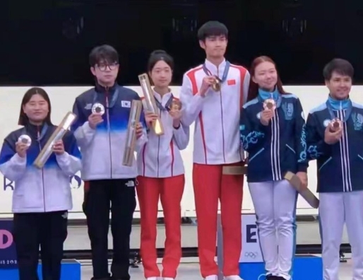 巴黎奥运会颁奖取消了花束，改成了给运动员颁发了一个小盒子，原来小盒子里装的是本金