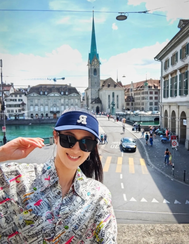 她的女儿居然这么大了，还以为她没结婚了，转眼都带女儿跑到英国旅游了，在《人世间》