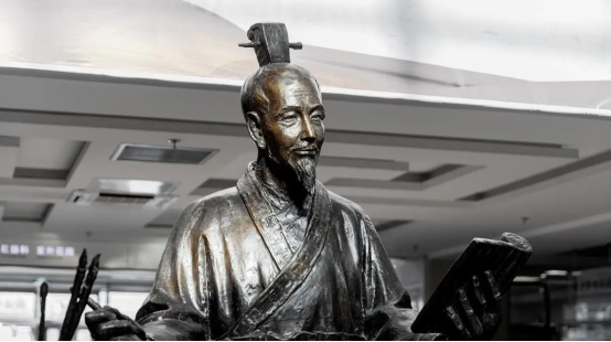 我国历史上在特定领域有杰出贡献的人被称为“圣人”，如关羽被誉为武圣。除了文武双圣