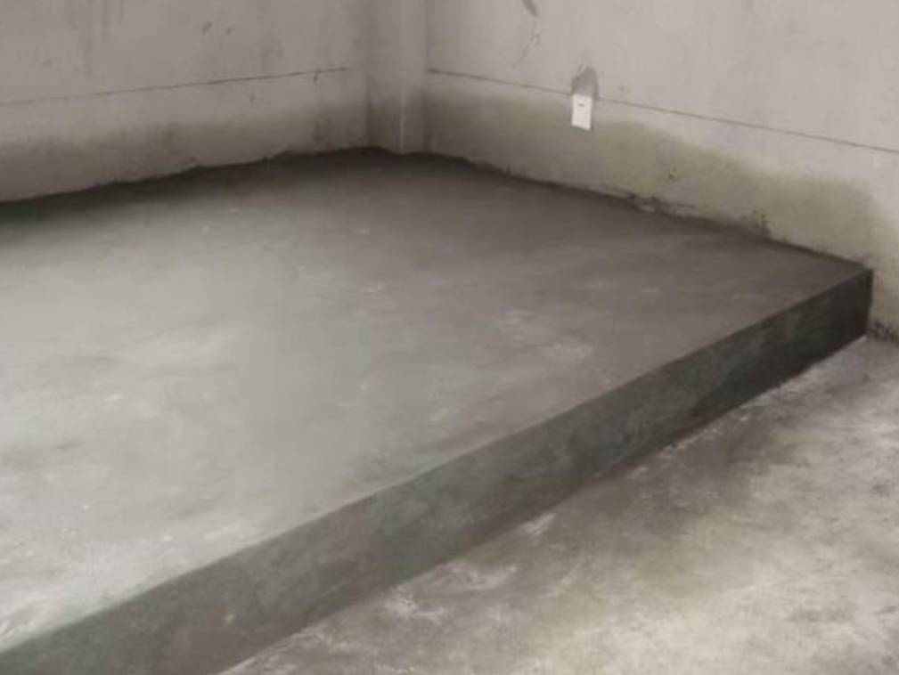 山东济南，一男子为独吞100万赃款，把同伙4个人砌成窗下的水泥台子，随后，他把房