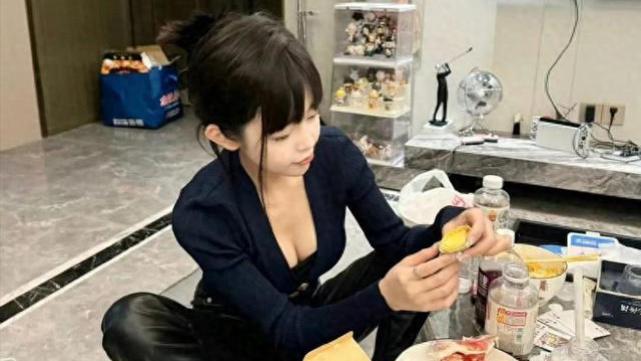 李汶翰秦霄贤共同前女友司晓迪发文：我睡到了你们睡不到的男人！