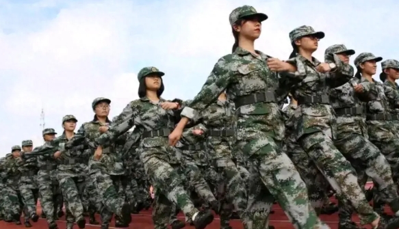 某校学生站军姿15分钟就齐刷刷晕倒一大片。教官手忙脚乱，抱着晕倒学生找休息处，结