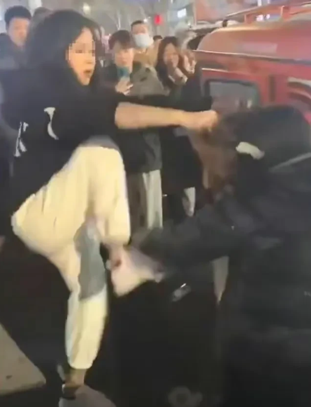 16岁“精神小妹”当街殴打46岁三轮车女司机，连劝架的都被扇了两巴掌！

202