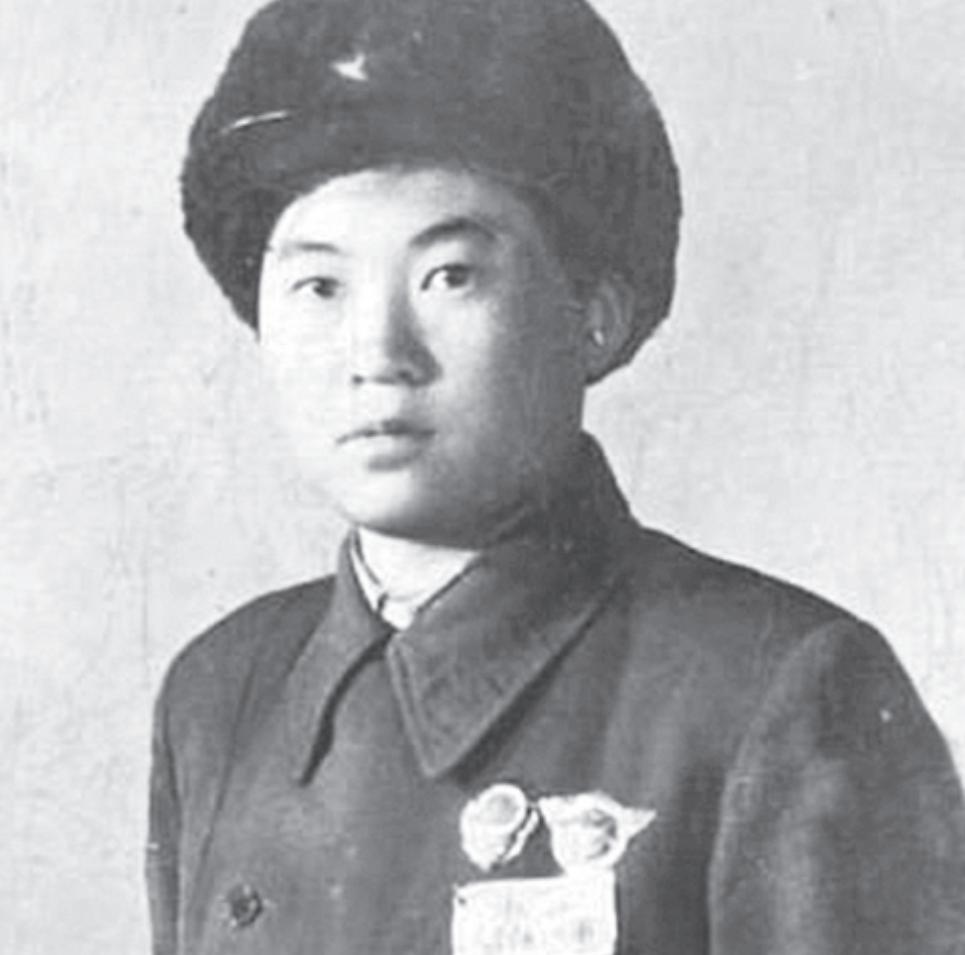 1950年，战斗英雄郭俊卿紧急送去医院抢救，下半身被鲜血浸透，医生刚要解开衣扣检