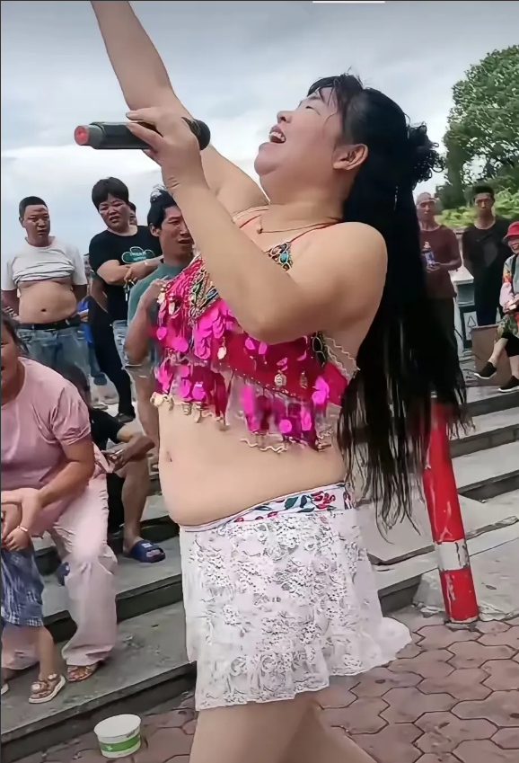 有些女人为了成为网红，真的是无底线，糟蹋自己 作践自己，看看这个这个大姐。

我