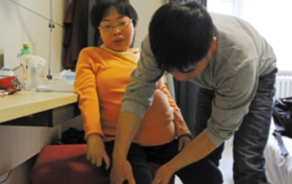 2011年，江西男子不顾一切迎娶瘫痪残疾女子。新婚夜前夕，岳母支走宾客，凑到他耳