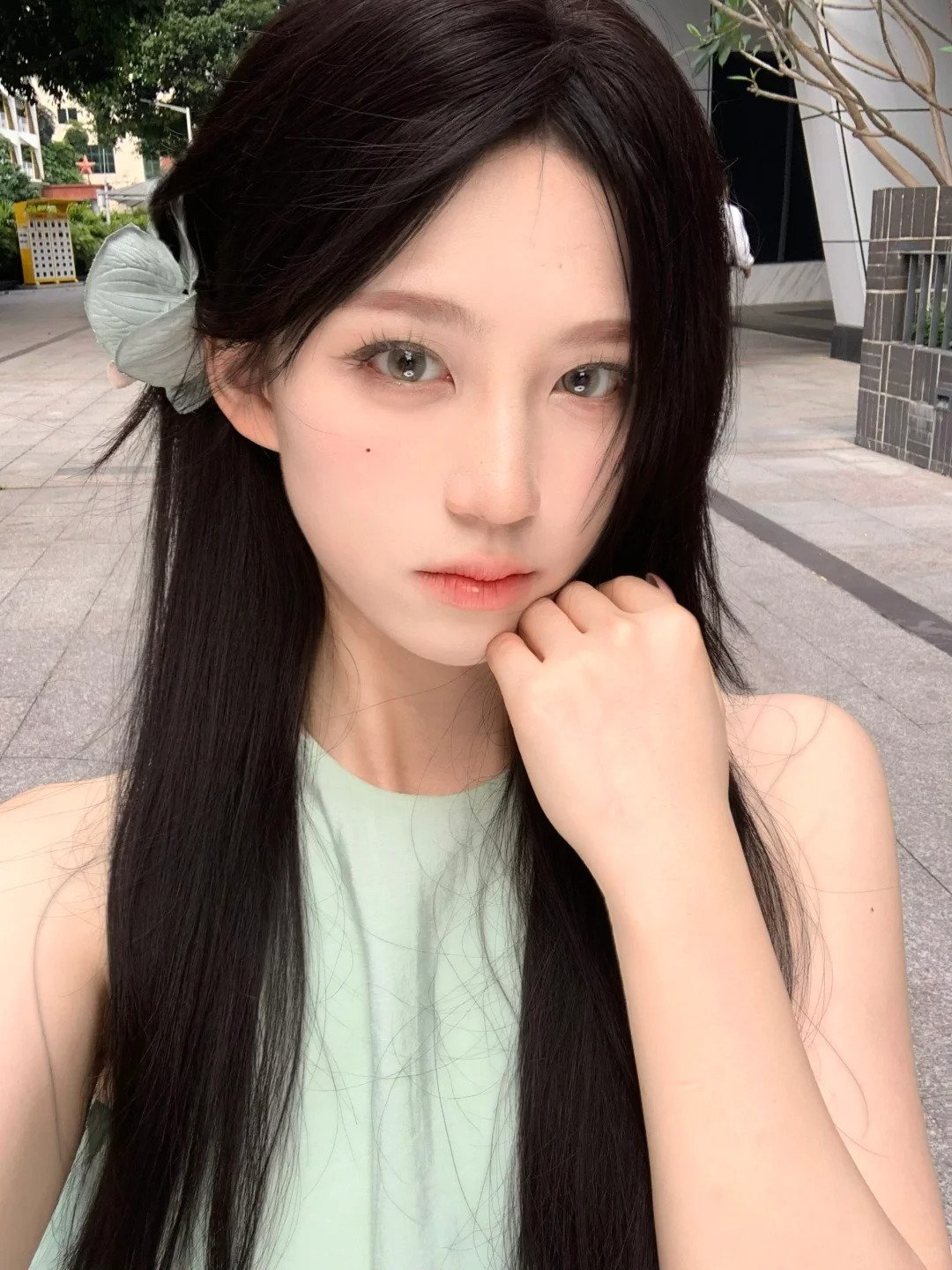 薄荷曼波
当我放弃大胖眼线后…
整张脸的氧气感呼之欲出！