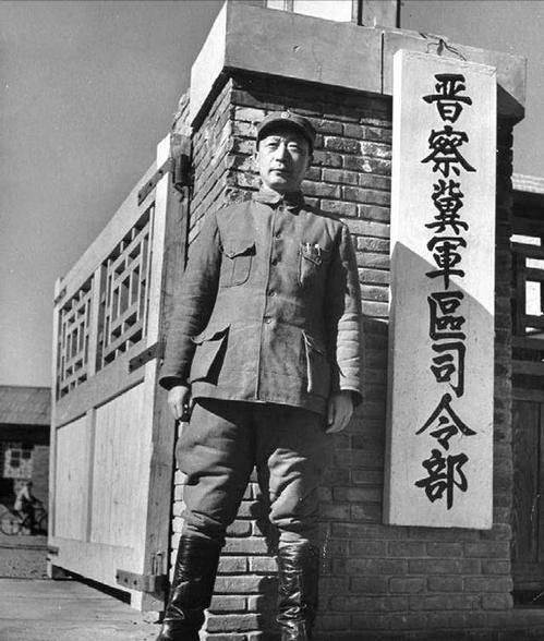 一次吃中午饭的时候，炊事员把一碗刚刚出炉的“苦累”端到了桌子上。聂荣臻拿起来一看