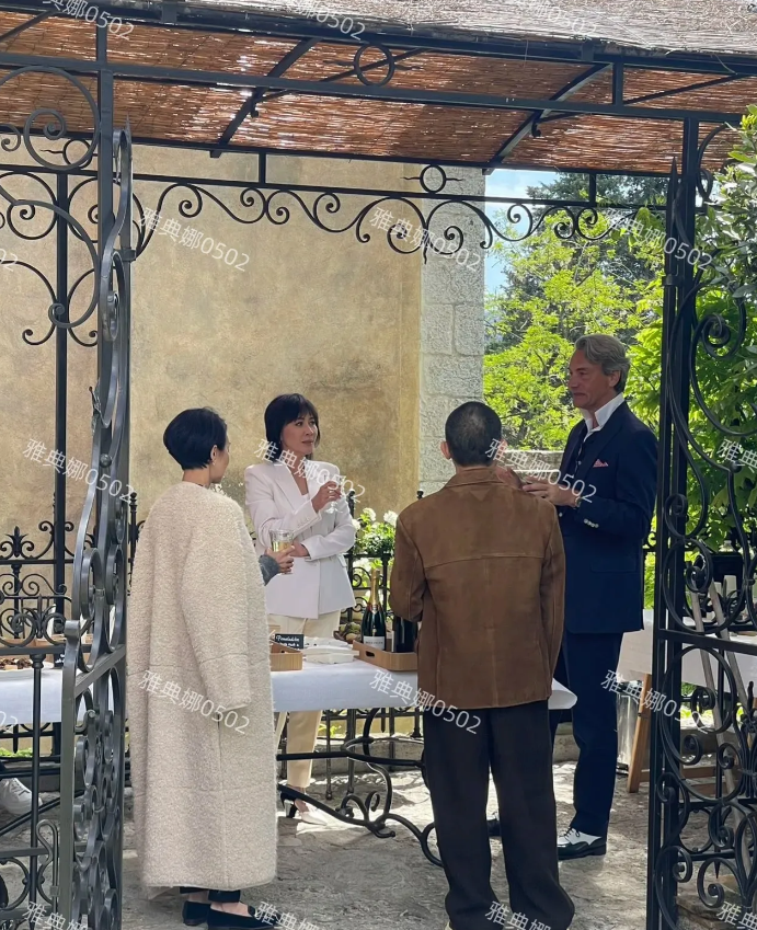 刘嘉玲梁朝伟现身法国小镇，刘嘉玲轻抚梁朝伟头的画面真的很温馨。
两人相恋35年，