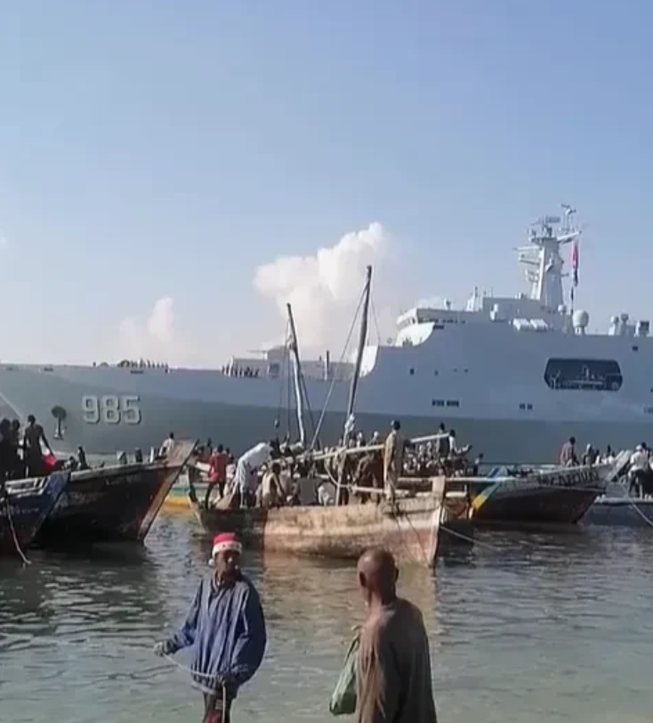 坦桑尼亚:这就是兔子之前跟我说过的大船吗！
我国071型综合登陆舰祁连山舰，缓缓