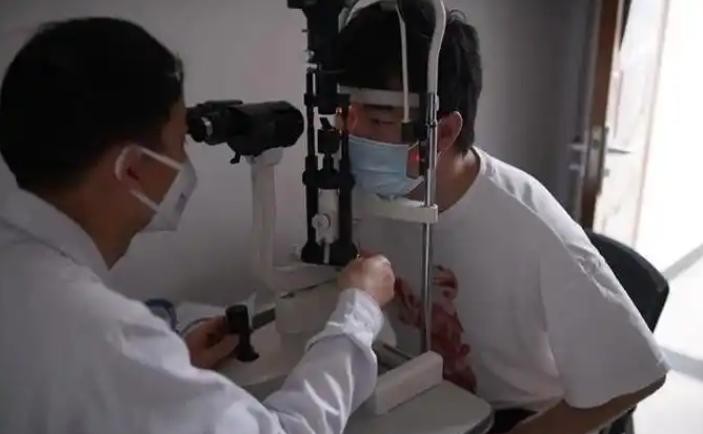 飞行员视力要求高因为人多要筛选

                       