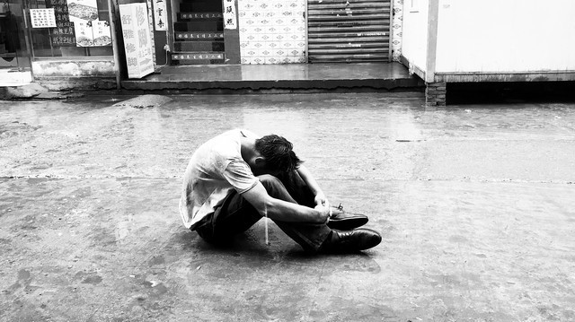 78年我上中专未婚妻连夜赶制布鞋，中途我想退亲，母亲抄起笤帚