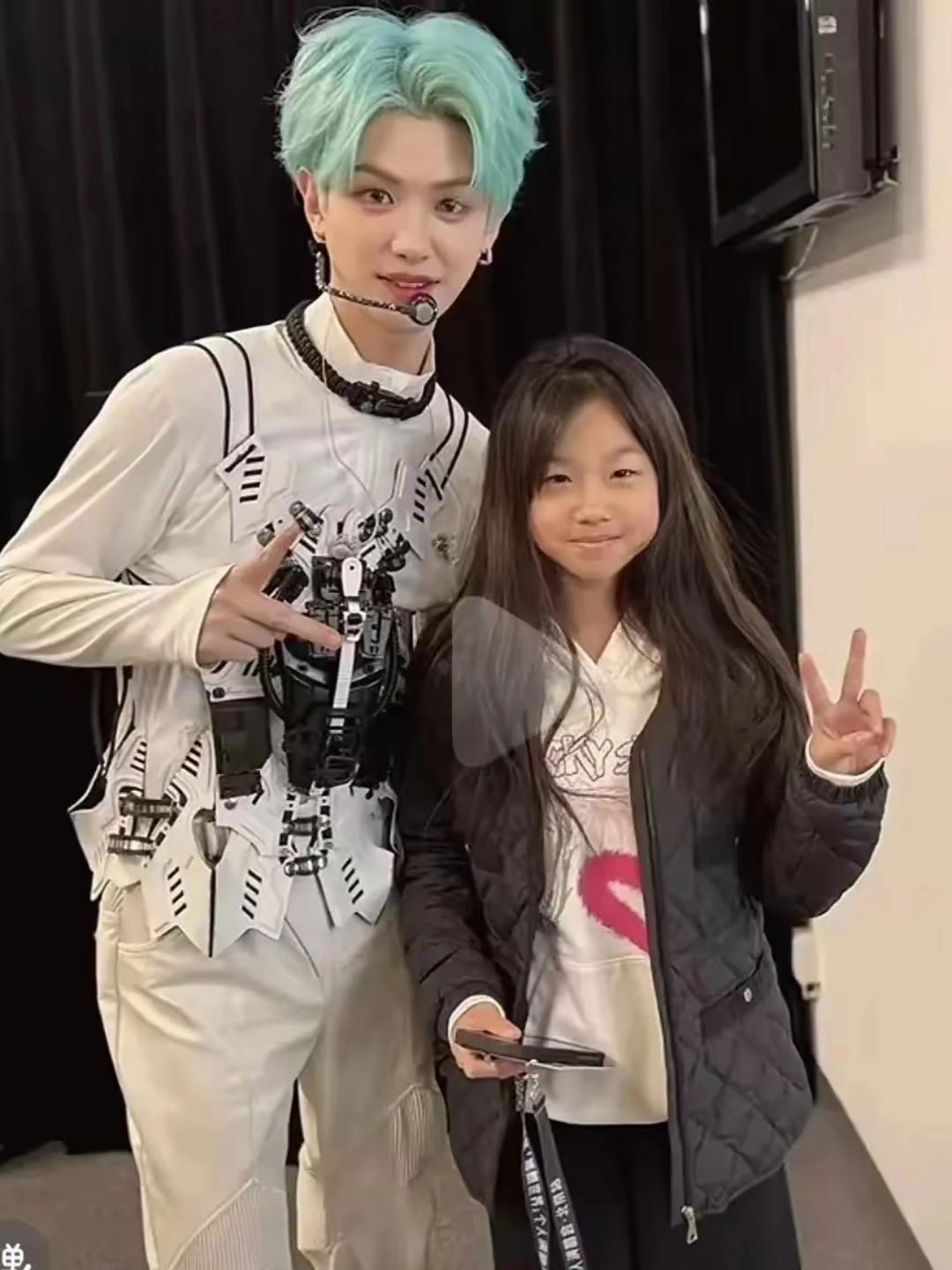 猜猜谁家的宝贝也追星成功啦？没错，就是岳云鹏的两个小公主！大女儿对黄明昊爱得深沉