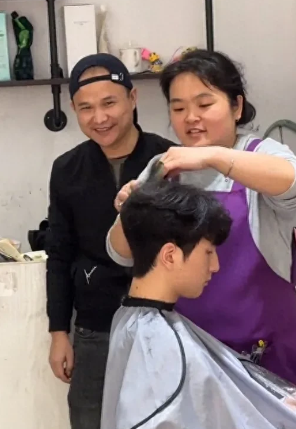 近日，湖南晓华理发师在网上超火，凭厉害剪发技和30元亲民价，吸引超多顾客成焦点。