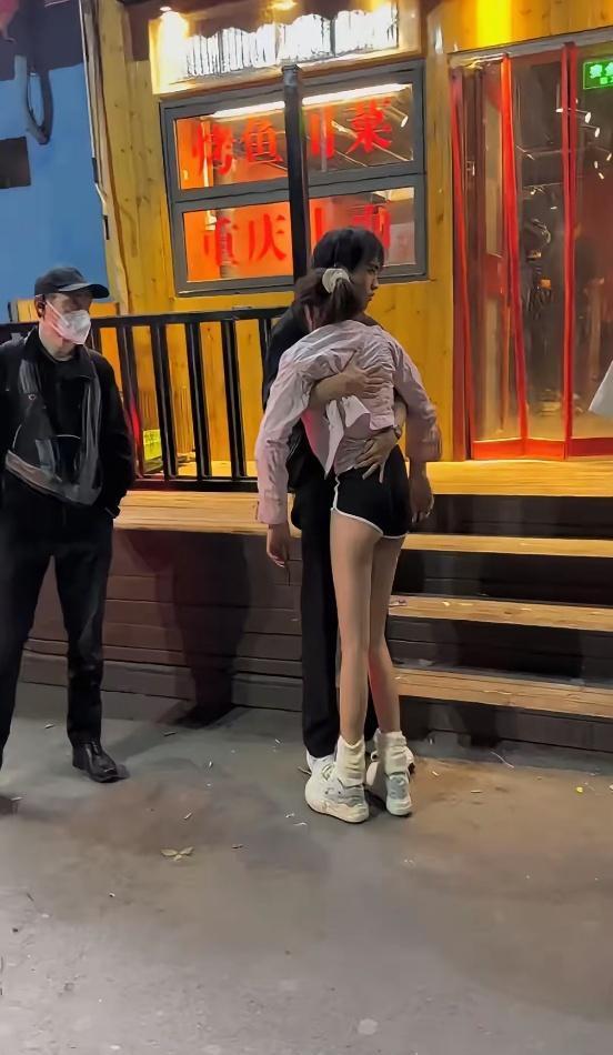 这妹子应该是吃的太辣了吧...辣晕了都