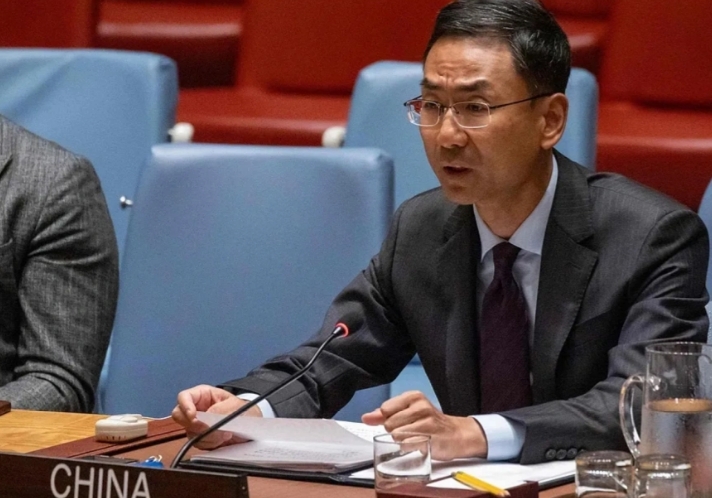 这不就摆明了针对特朗普的吗？   

中国驻联合国大使耿爽又有金句了，他说，一个