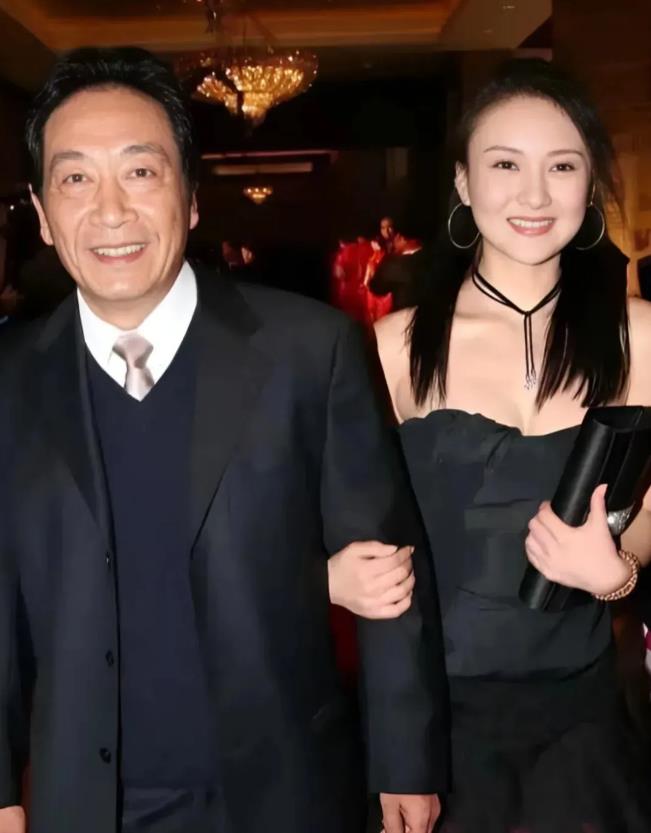 王奎荣68岁时娶31岁的妻子饶芯语，婚后，妻子退出演艺圈，王奎荣71岁时妻子还为