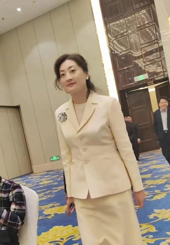 宗馥莉这体格，不是一般男人可以驾驭！她净身高1米75，骨架子大，既有女性的柔美，