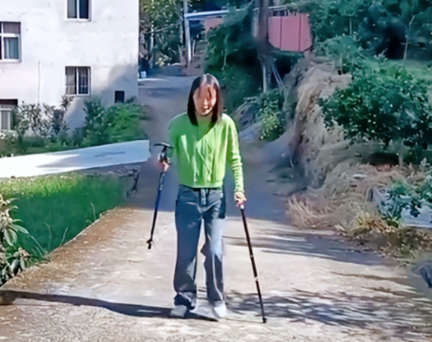 女子在2011年的时候生产后高烧不止，引起全身瘫痪，谁知，丈夫却抛弃她选择离婚！