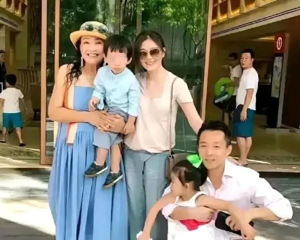 汪小菲争夺孩子的事儿又有了新进展。根据台媒ETTODAY的消息，玥儿和弟弟主动表