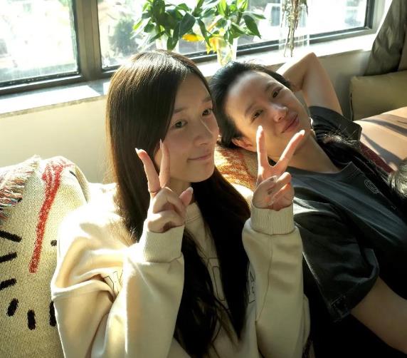 童星出身的徐娇，多年来在演艺路上稳步前行。近日她晒出去李梦家做客的动态，两位美女