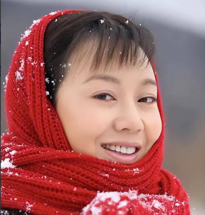 闫妮去买房，售楼小姐看她衣着普通，就随便一指：“这套不错，400平，才1200万