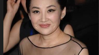 许晴和冯小刚合体照流出穿蕾丝上衣差点撑爆，冯小刚得意享受